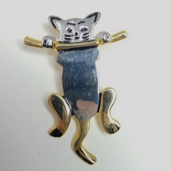 Vintage Hang in There Cat Brooch, Hanging from Brang, Silver Tone Kitten Pin - Picture 6 of 6